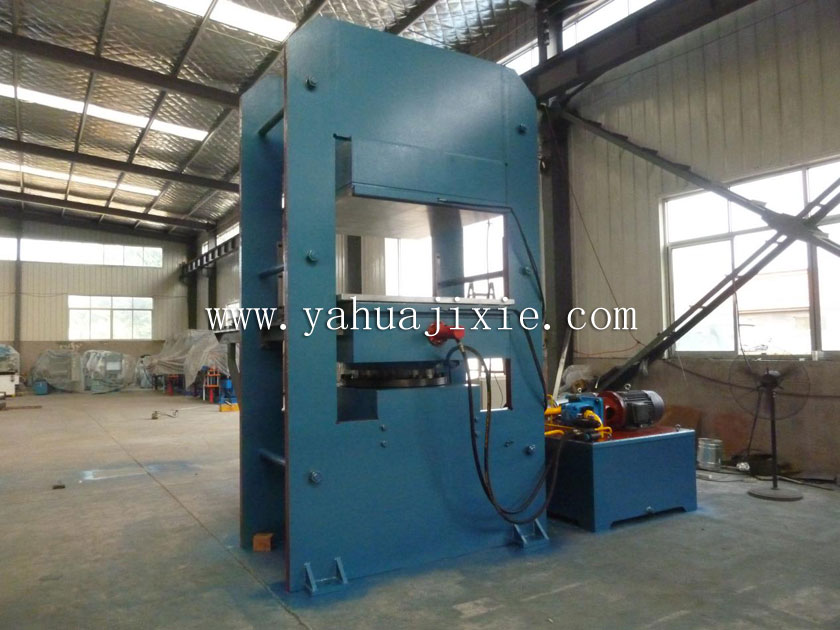 帶自動(dòng)推拉模裝置硫化機(jī)