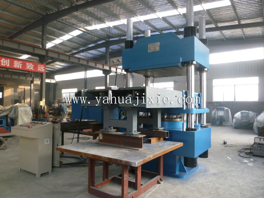 PLC控制帶自動(dòng)推拉模裝置硫化機(jī)